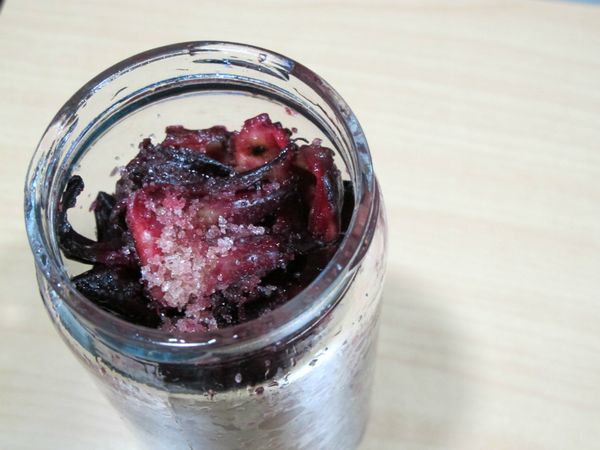 步驟8.烤乾後就放進玻璃罐子內，放幾朵之後撒上細糖，再放幾朵後再繼續放糖，重覆到玻璃罐滿。
就可以放在陰涼處一天待查看狀況，途中可以打開來試吃，甜度依個人喜好做變更，出水就將瓶子倒過來轉一轉，均勻每一個洛神花，可再加糖，三天後就可以放冰箱慢慢享用囉。