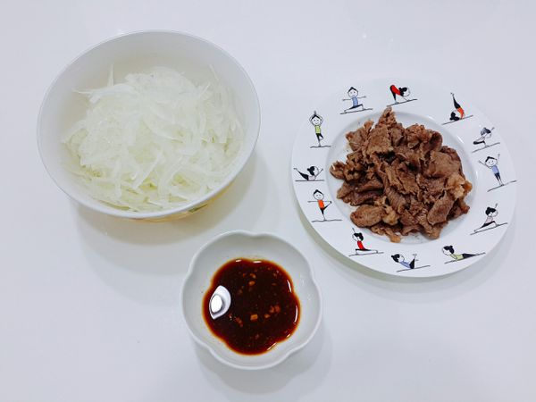 煎熟的肉
冰鎮後擠乾水的洋蔥
調好的醬汁