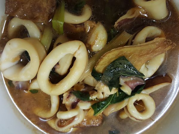 倒入油熱鍋後。加入蔥段。薑片。蒜頭爆香
倒入一碗開水。加入醬油3:黑醋2:米酒1。
直接放入切塊的透抽。煮熟加入九層塔上桌