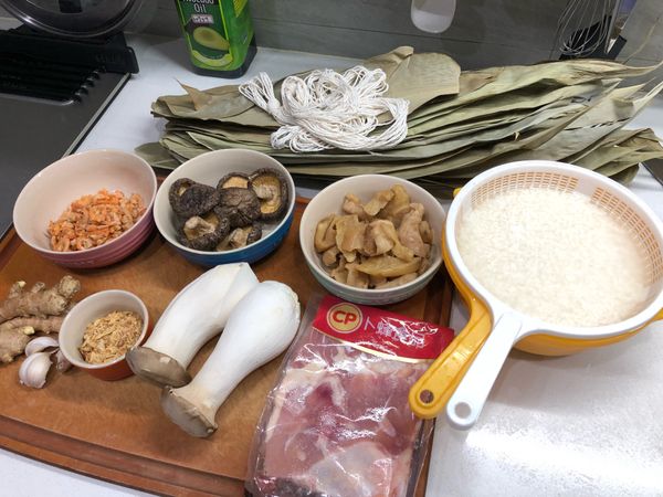 糯米洗乾淨，不需浸泡利用電子鍋煮熟，1杯米對0.7水