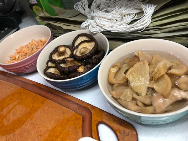 蝦仁、香菇、菜甫都中泡水備用