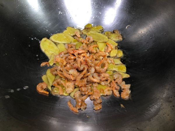 加入蝦米爆香。