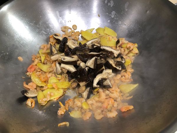 加入香菇爆香。