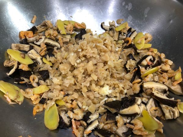 加入菜甫米爆香。