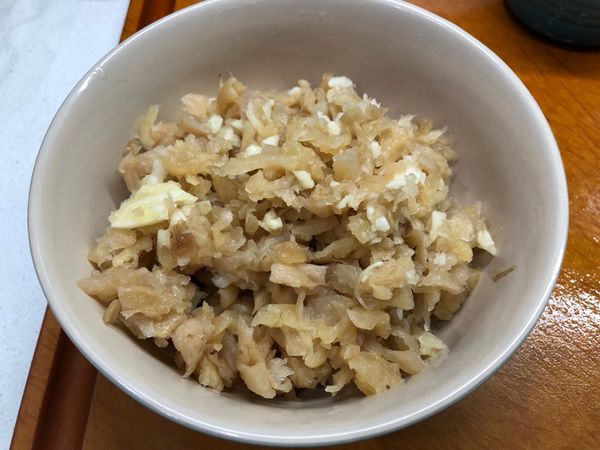 菜甫加入蒜起一起打碎。