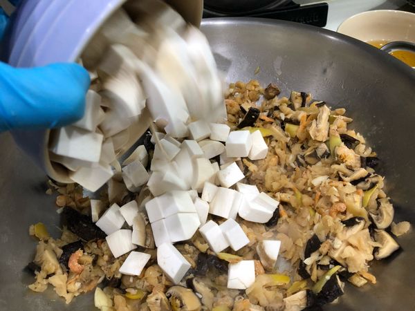 加入杏鮑菇拌炒。