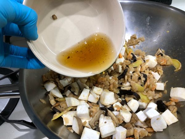 倒入泡香菇的水。