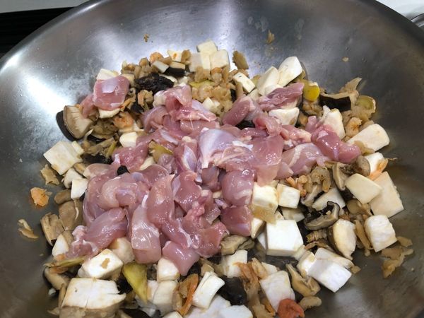 加入雞肉拌炒。