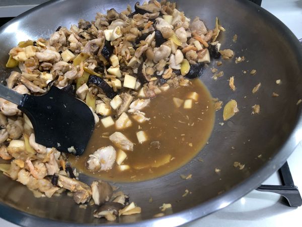 鍋內收汁約圖片的量。