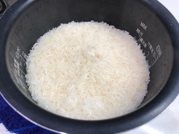 將煮好的糯米拌入炒料中。