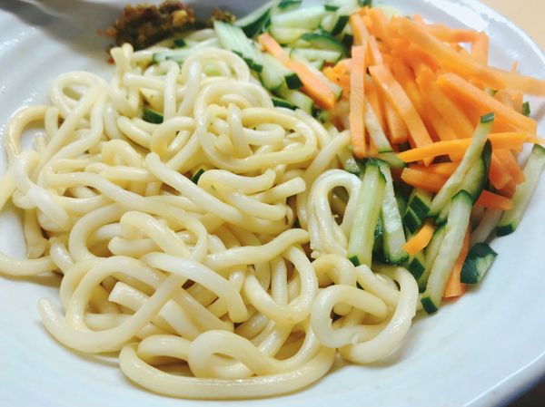 再將紅蘿蔔及小黃瓜、以及剩餘調味料（麻油、醬油、味ぽん、辣油）一起拌勻即可食用！