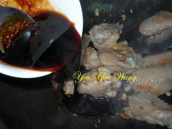 再倒入醬油:醬油膏:冰糖:水=約1:1:1:1