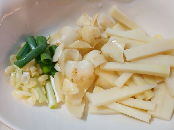 竹筍川燙後切絲

百合撥瓣後備用