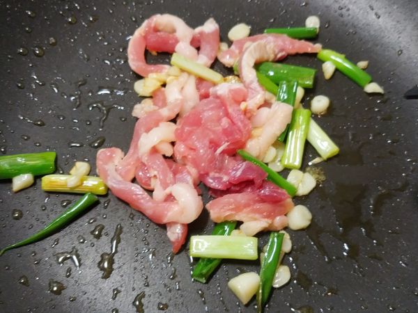 加入豬肉絲爆香