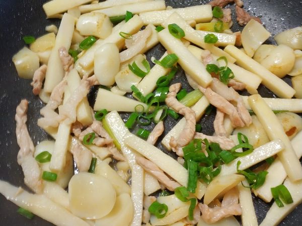 最後加入筍絲與蔥末拌炒至熟即可