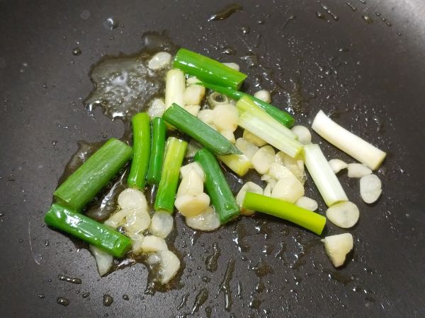 起油鍋，爆香蔥段與蒜末