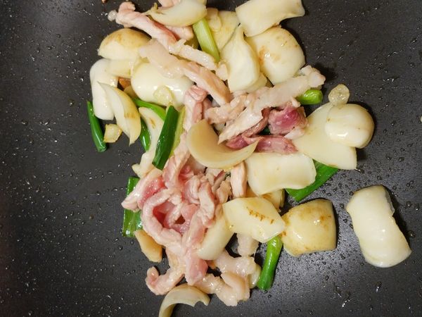 加入百合拌炒，接著加入少許水伴煮