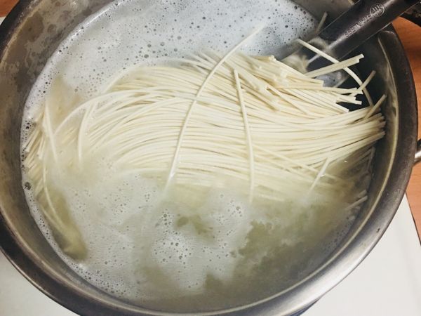 湯滾後，放入麵條(煮約1-2分鐘)。