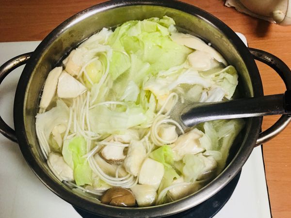 放入杏鮑菇、花枝餃和高麗菜(煮約2-3分鐘)。