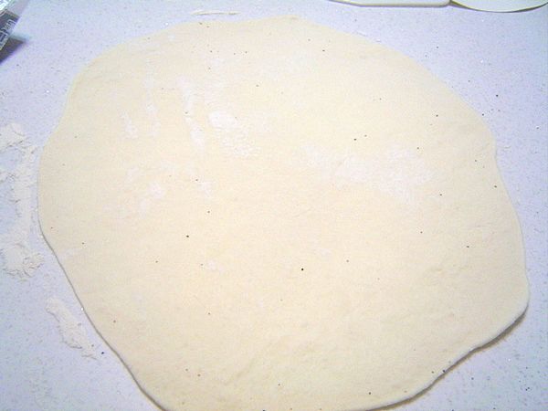 5. 將麵團桿成約0.5~0.8公分厚度的面皮(桌面上可撒上高筋麵粉以防沾黏)