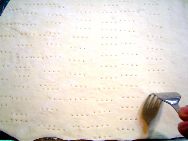 6. 桿好的麵皮放到烤盤上→用叉子戳洞