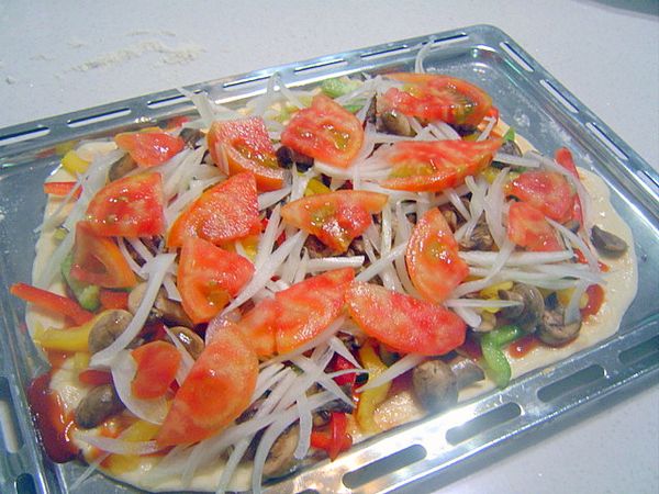 7. 接著就是放上自己喜愛的餡料.醬料.最後放上滿滿的cheese絲

(綜合蔬菜)