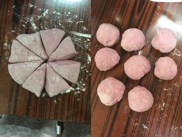 按壓麵團徹底排氣，以確保第二次發酵成功。把麵團平均分為8份，滾圓，準備塑型，蓋保鮮膜保濕。期間如果麵團太黏手，手上可沾點手粉。