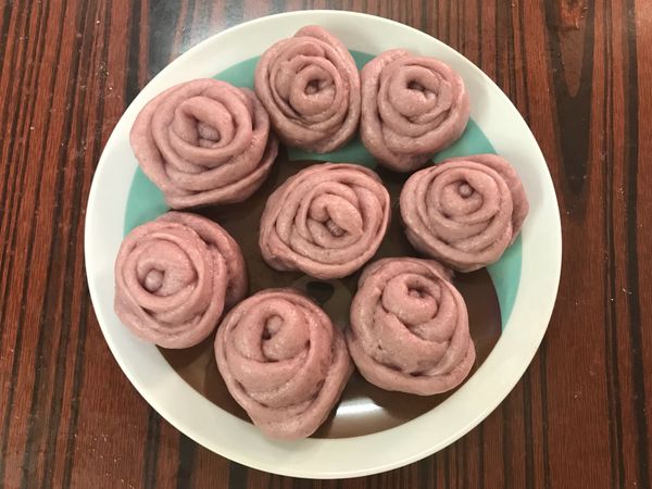 大火蒸15分鐘，關火後焗5分鐘才打開蓋可以避免回縮太多。完成啦！很賞心悅目的小玫瑰🌹