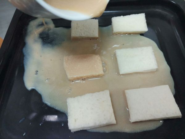 將土司吸滿泡好的鮮奶茶