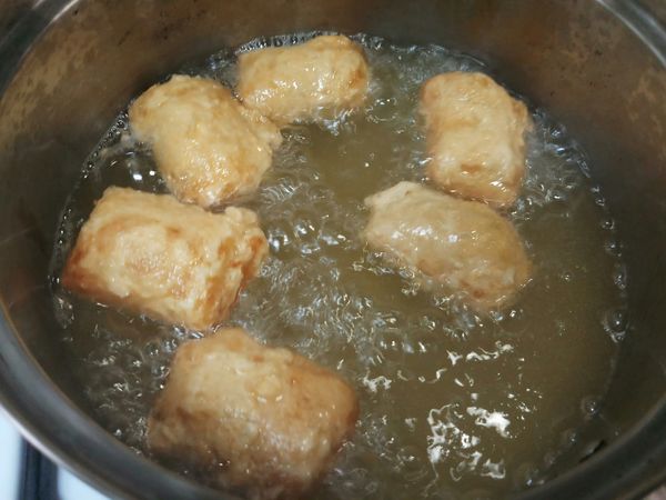 入鍋油炸至上色膨脹