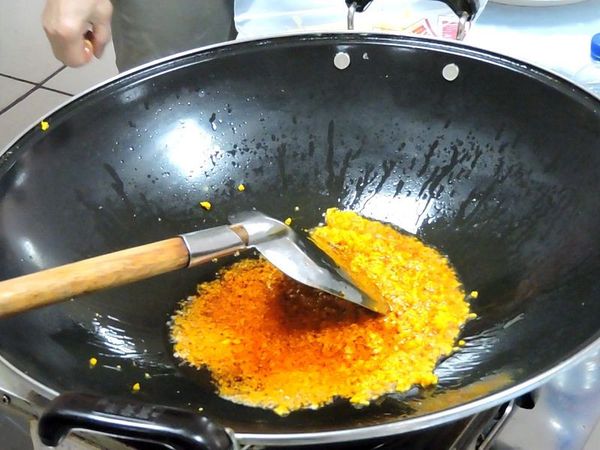熱鍋放入辣油，薑黃爆香