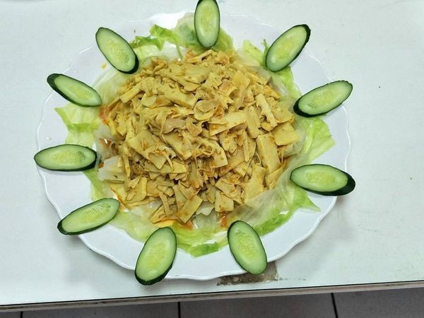 香辣薑黃脆筍完成裝盤