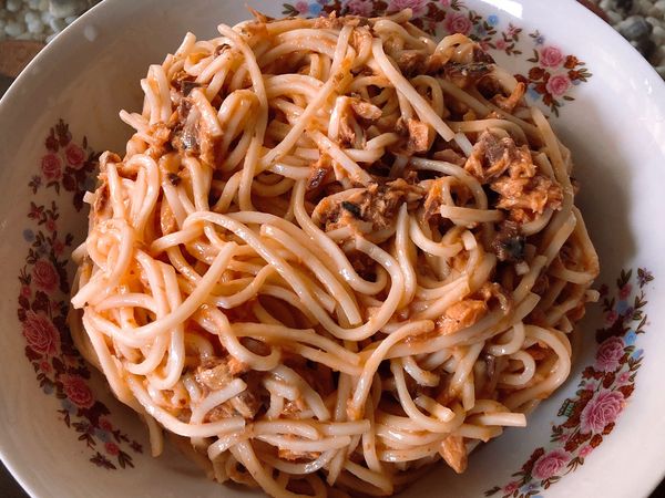 打開茄汁鯖魚罐頭，取出鯖魚肉弄碎，再把湯汁淋到煮好的麵條上攪拌，接著灑上魚肉即可食用。如果不夠鹹的話，也可再加入少許醬油來調味喔！