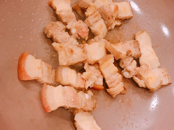 熱鍋後，把五花肉煸至兩面金黃取出。
不用倒油唷，五花肉會出油