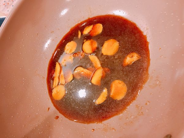 倒進調味料和薑煮滾