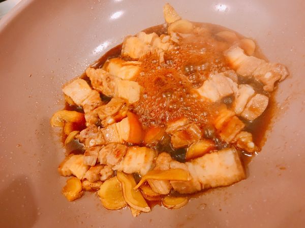 放入剛煸好的五花肉輕輕攪拌