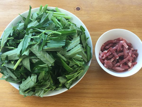 先將空心菜洗淨，切斷