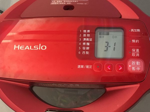 裝上攪拌器，設定【自動3-1炒菜】功能，等待約10分鐘