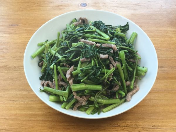 盛裝後的樣子~ 備好料後拌炒只要10分鐘，
煮菜時不用隨時顧在旁邊， 這10分鐘就可以好好利用做其他事情囉！:)