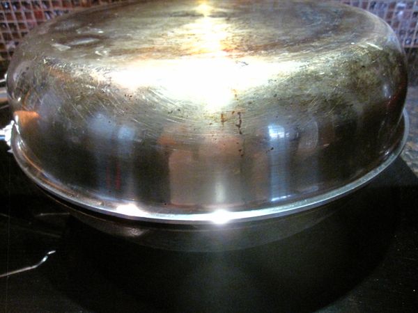 蓋上鍋蓋，開小火，燻製三個小時