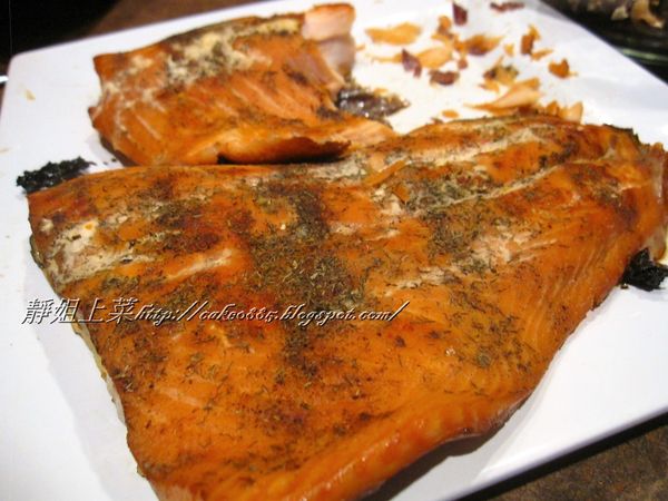 沒有醃製過的鮭魚，燻完的肉質比較軟嫩，雖然鹹甜味只留在表面，但略重的煙燻味道讓鮭魚香氣十足，一樣很下酒。