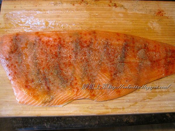 將魚片取出，用水稍微沖洗一下表面，擦乾，抹上白酒之後，灑滿鹽、糖、紅椒粉與乾燥蒔蘿