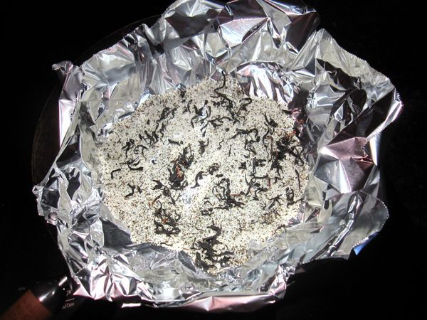 取一個鐵鍋(或舊的不要的鍋子)，鋪上錫箔紙，將茶葉與糖混合均勻，擺上一個烤架(我用大同電鍋裡頭的架子)