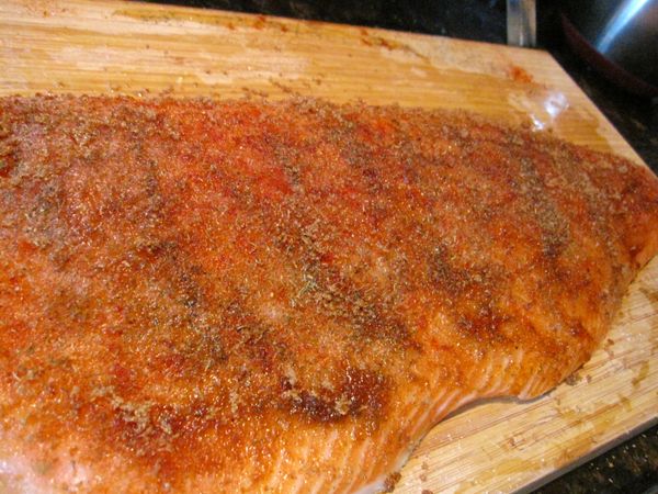 用手將調味料抹勻在魚肉上，稍微搓壓一下入味(輕輕的就好，魚肉很細緻，壓太大力會爛)