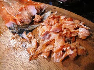 這是醃漬過三天再燻的魚肉，肉質更有咬感，風味十足。

燻鮭魚外面賣一小塊就很貴，自己買回家燻，經濟實惠又一樣美味，而且簡單的不得了，是道很值得一學的料理。