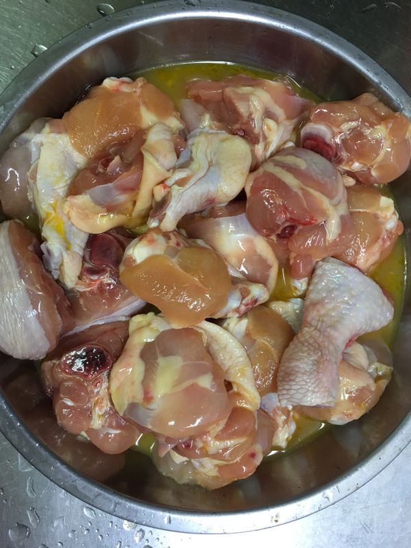 把全部材料加入小雞腿中，拌勻