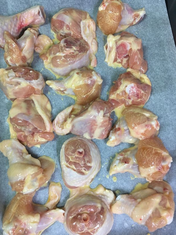 拿出雙面烤盤，把醃好的小雞腿排放整齊，淋上一點點油，選擇"燒烤"最上層20分鐘，再加烤10分鐘，共30分鐘完成。