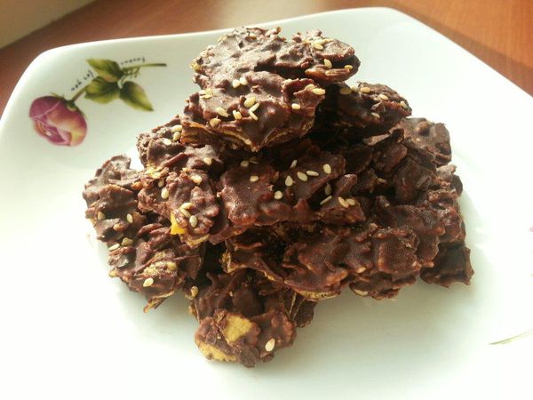 像我買不到杏仁片，剛好冰箱有一罐已經炒好的芝麻粒，就可以加入芝麻攪拌一下在放到盤子上鋪平之後上頭再灑點芝麻就可以放入冷凍一下就可以食用。加入芝麻吃起來有濃濃芝麻味也很棒唷!