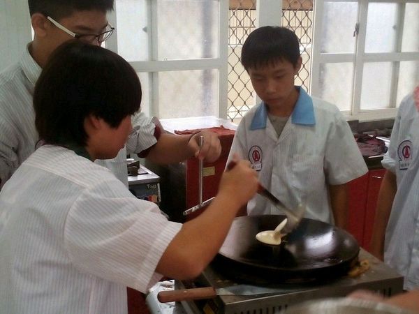 鍋熱後抹上薄薄的一層油後，在中間倒入麵糊。