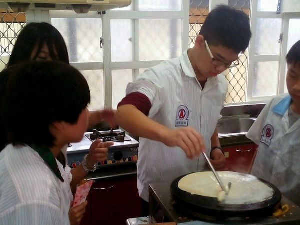 畫圈的動作要快，T字棒要輕提快速轉動。